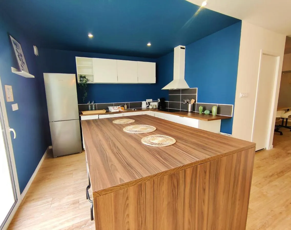 Chambre Arvor Avec Salle De Bains Privative Dans Une Residence Avec Salon Et Cuisine Partages Brest France